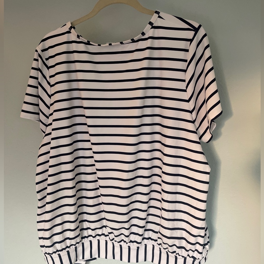 Plus size Women’s rashguard/swimshirt, 3XL, brand new, never worn